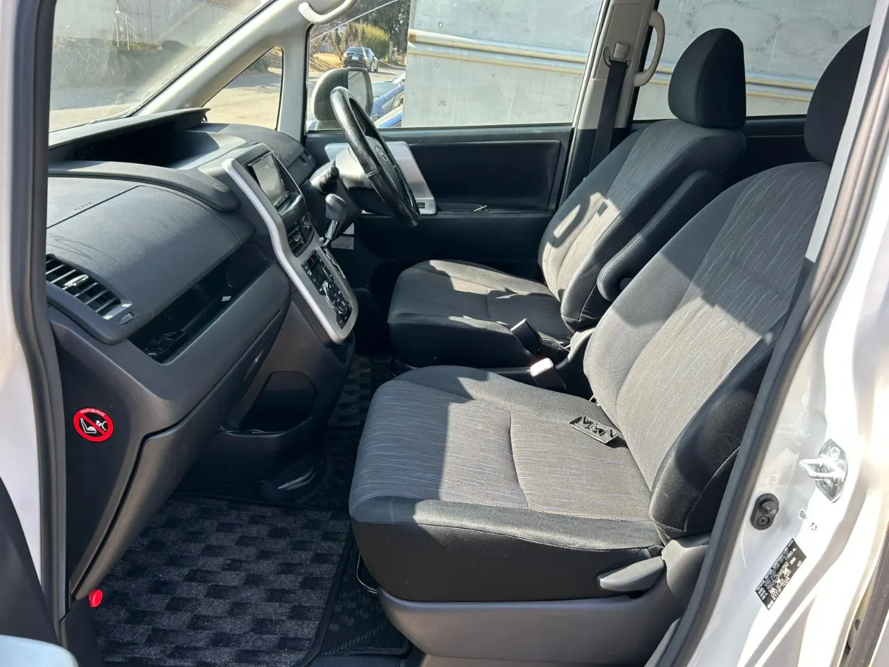 TOYOTA VOXY 2010 — photo 6