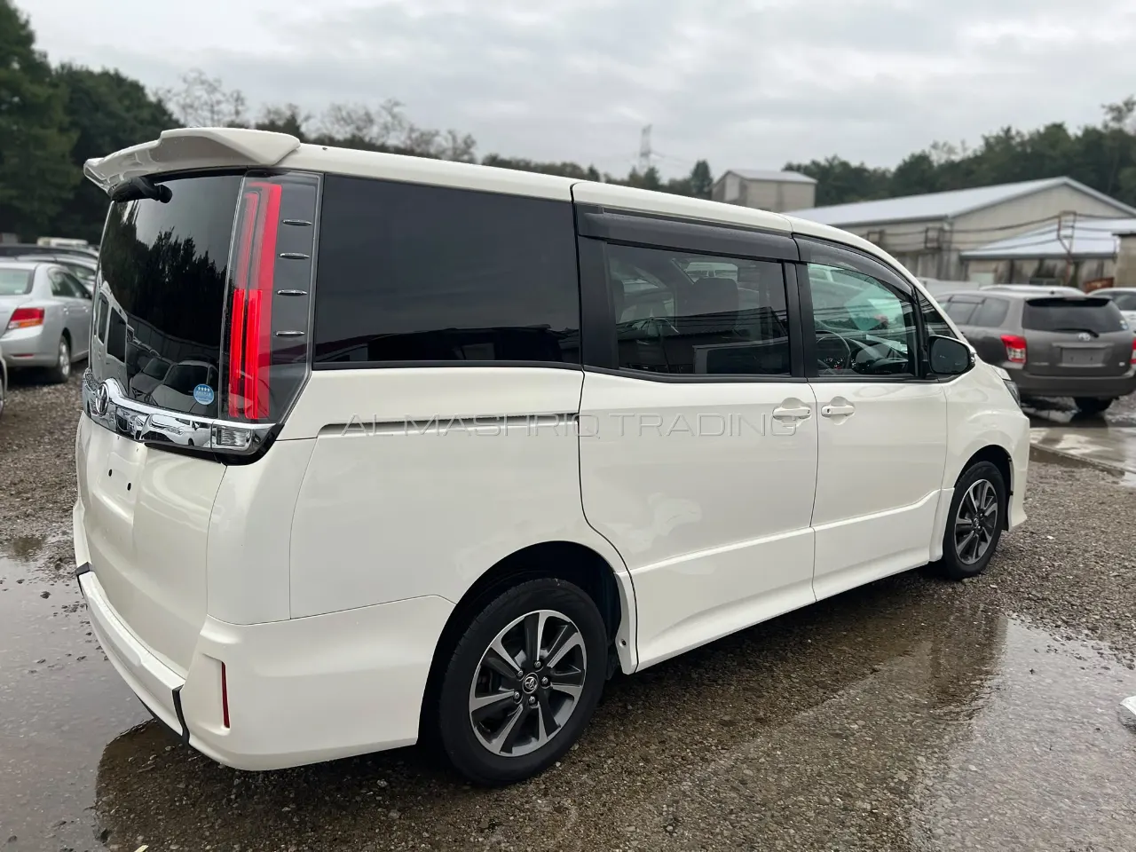 TOYOTA NOAH 2018 — photo 2
