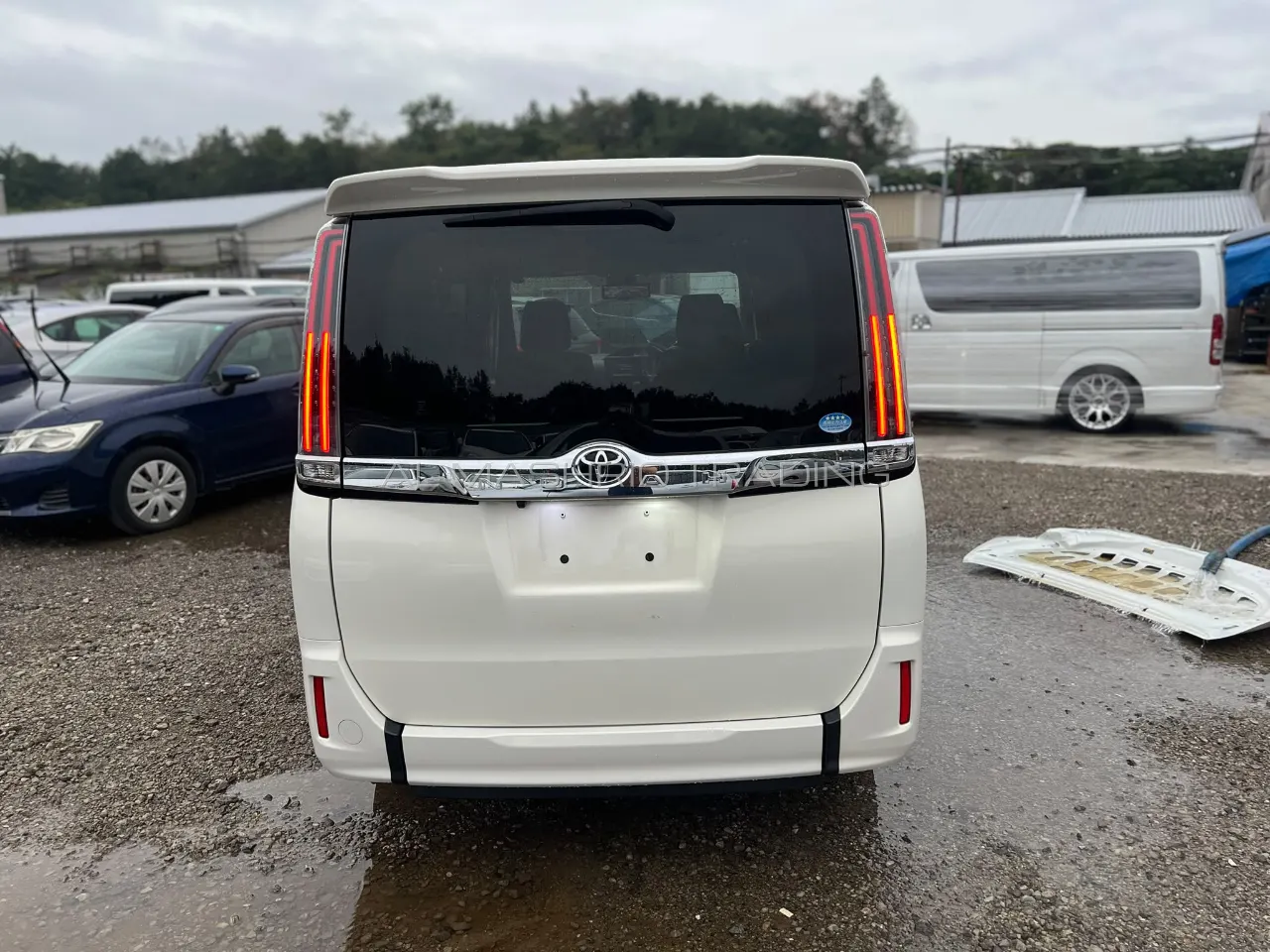 TOYOTA NOAH 2018 — photo 6
