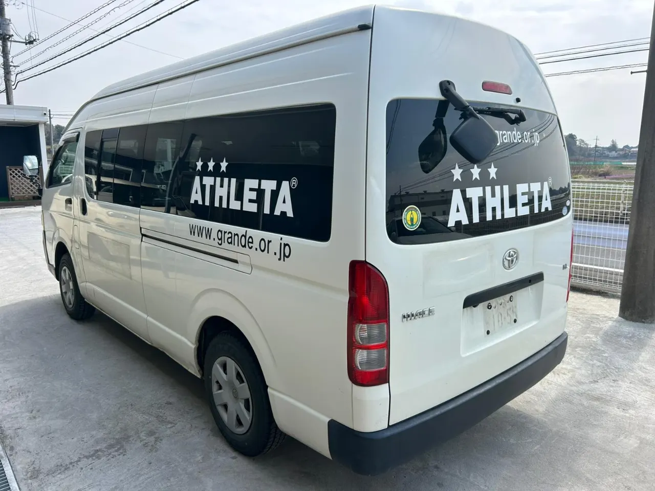 TOYOTA HIACE COMMUTER 2011 — photo 2
