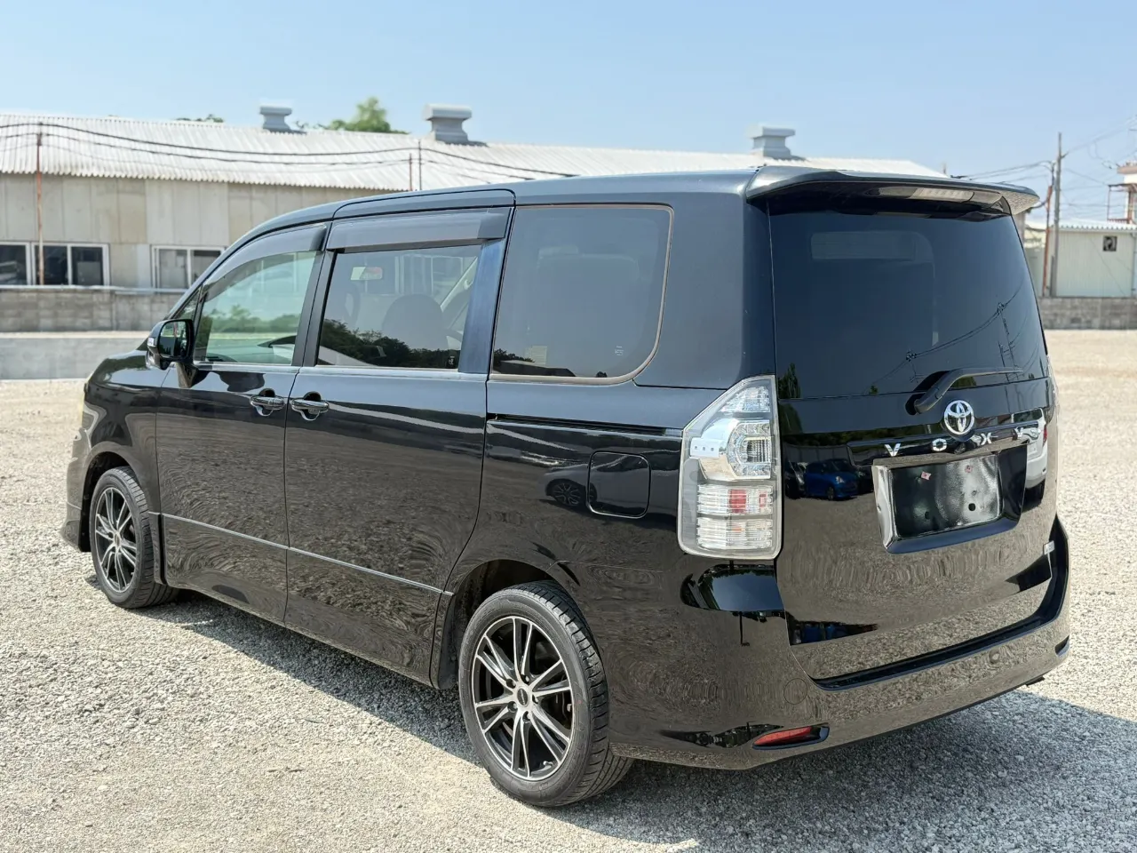 TOYOTA VOXY 2011 — photo 6