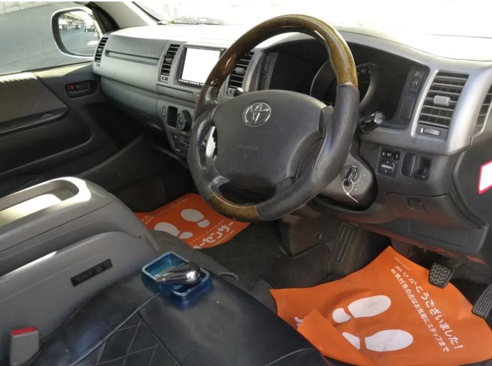TOYOTA HIACE VAN 2010 — photo 6