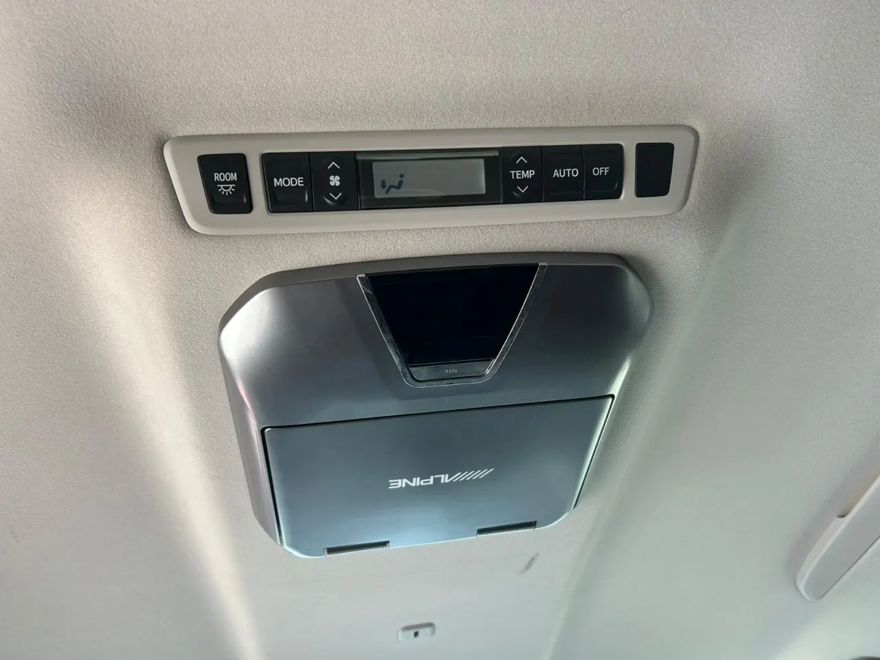 TOYOTA VELFIRE 2011 — photo 6