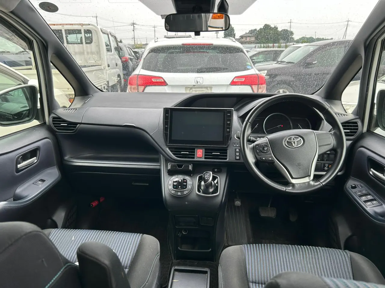 TOYOTA NOAH 2015 — photo 6