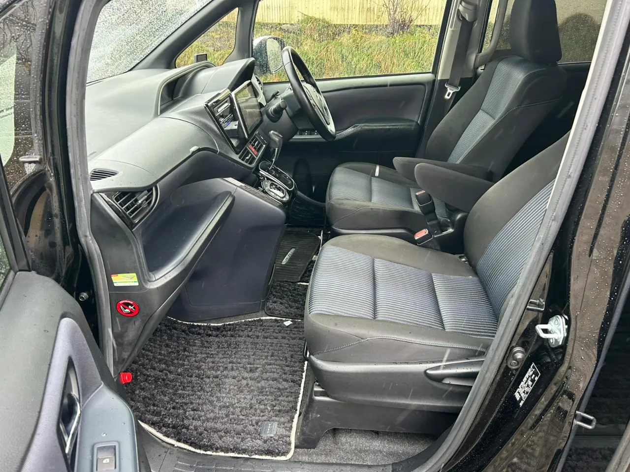 TOYOTA VOXY 2017 — photo 6