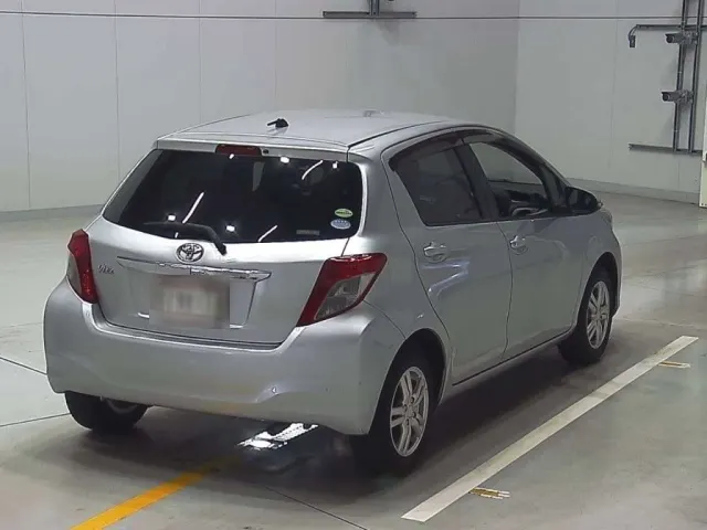 TOYOTA VITZ 2014 — photo 2
