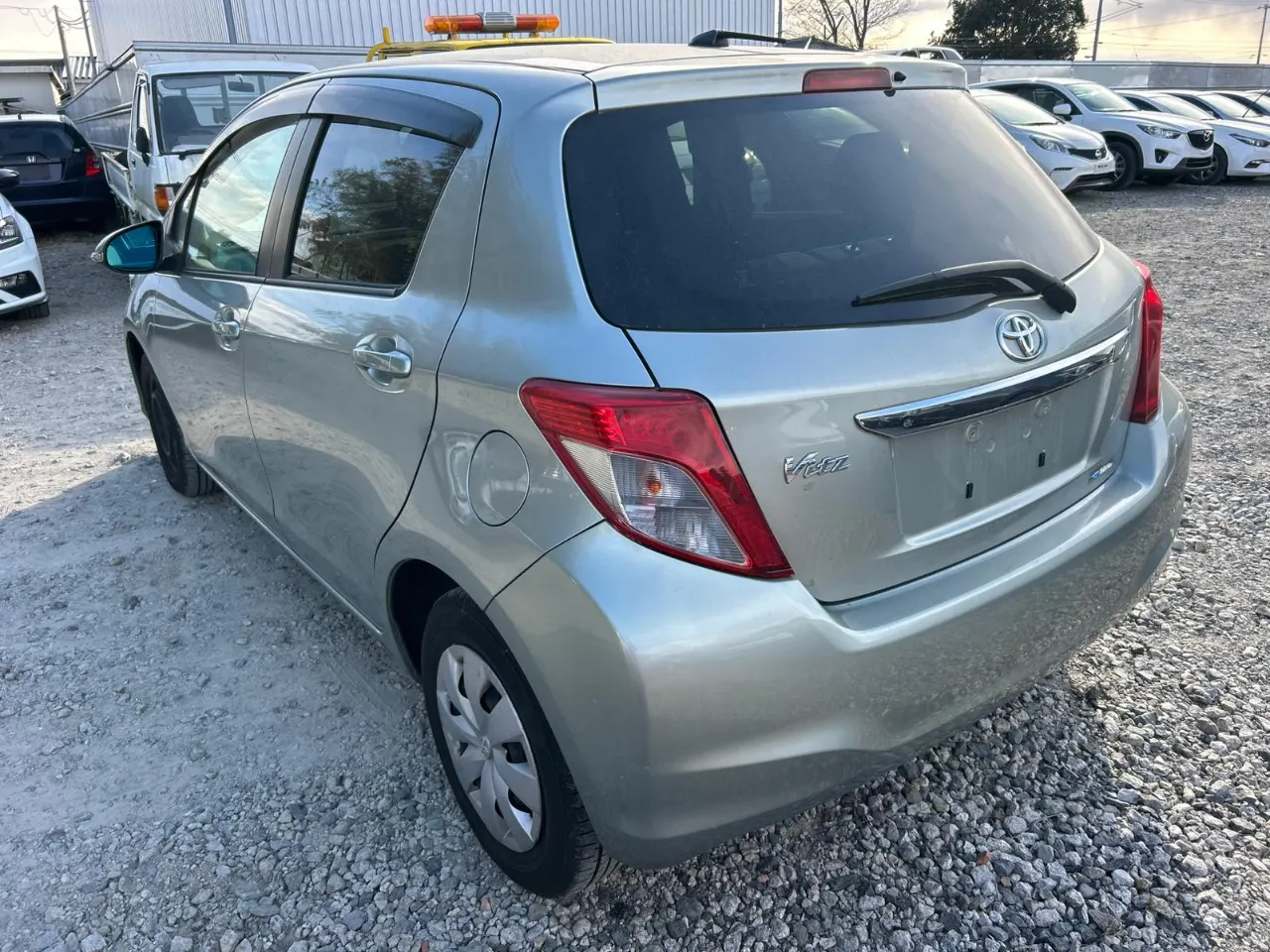 TOYOTA VITZ 2011 — photo 2