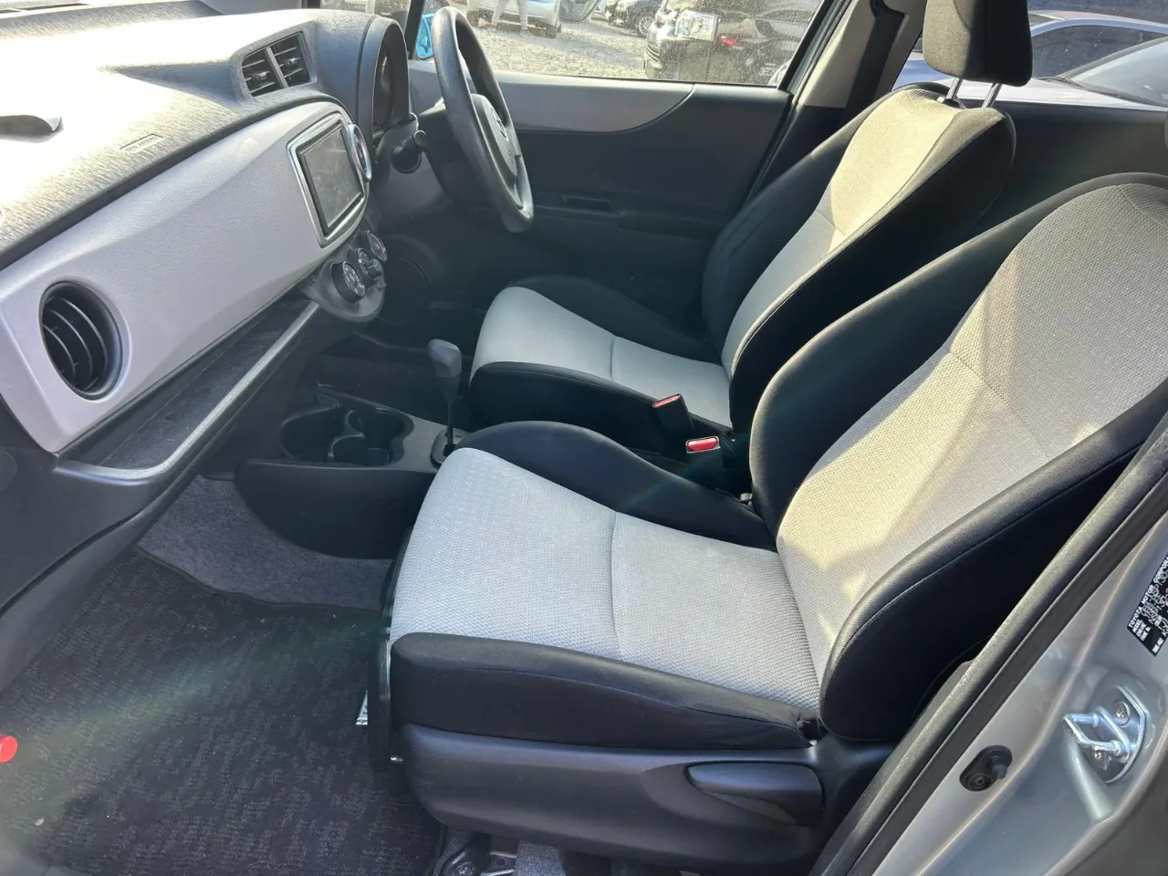 TOYOTA VITZ 2011 — photo 6