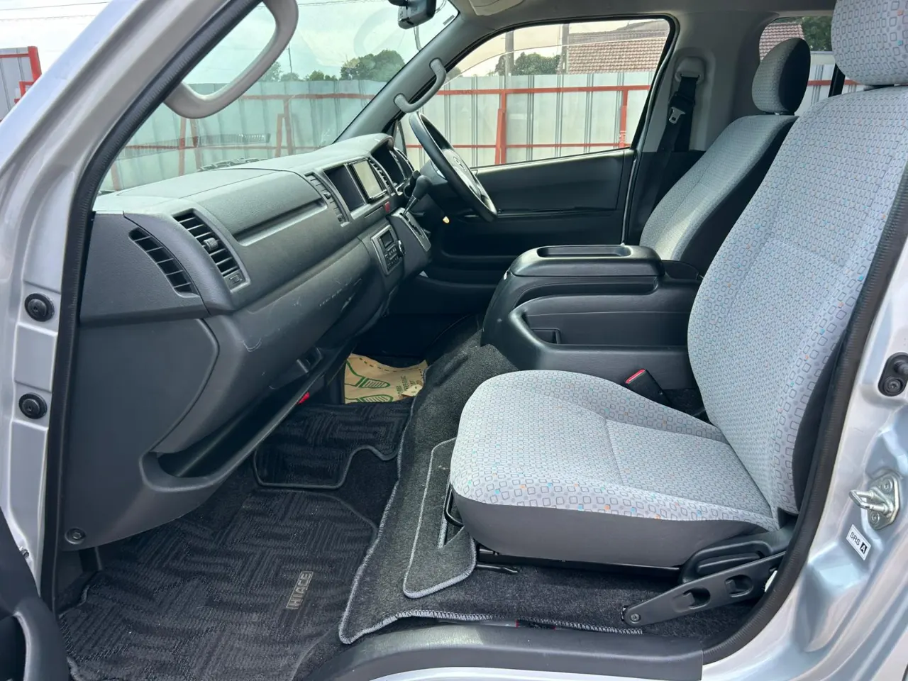 TOYOTA HIACE COMMUTER 2015 — photo 6