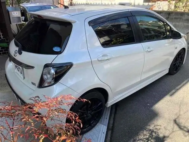 TOYOTA VITZ 2015 — photo 2