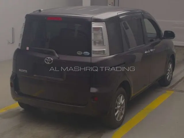 TOYOTA SIENTA 2011 — photo 2