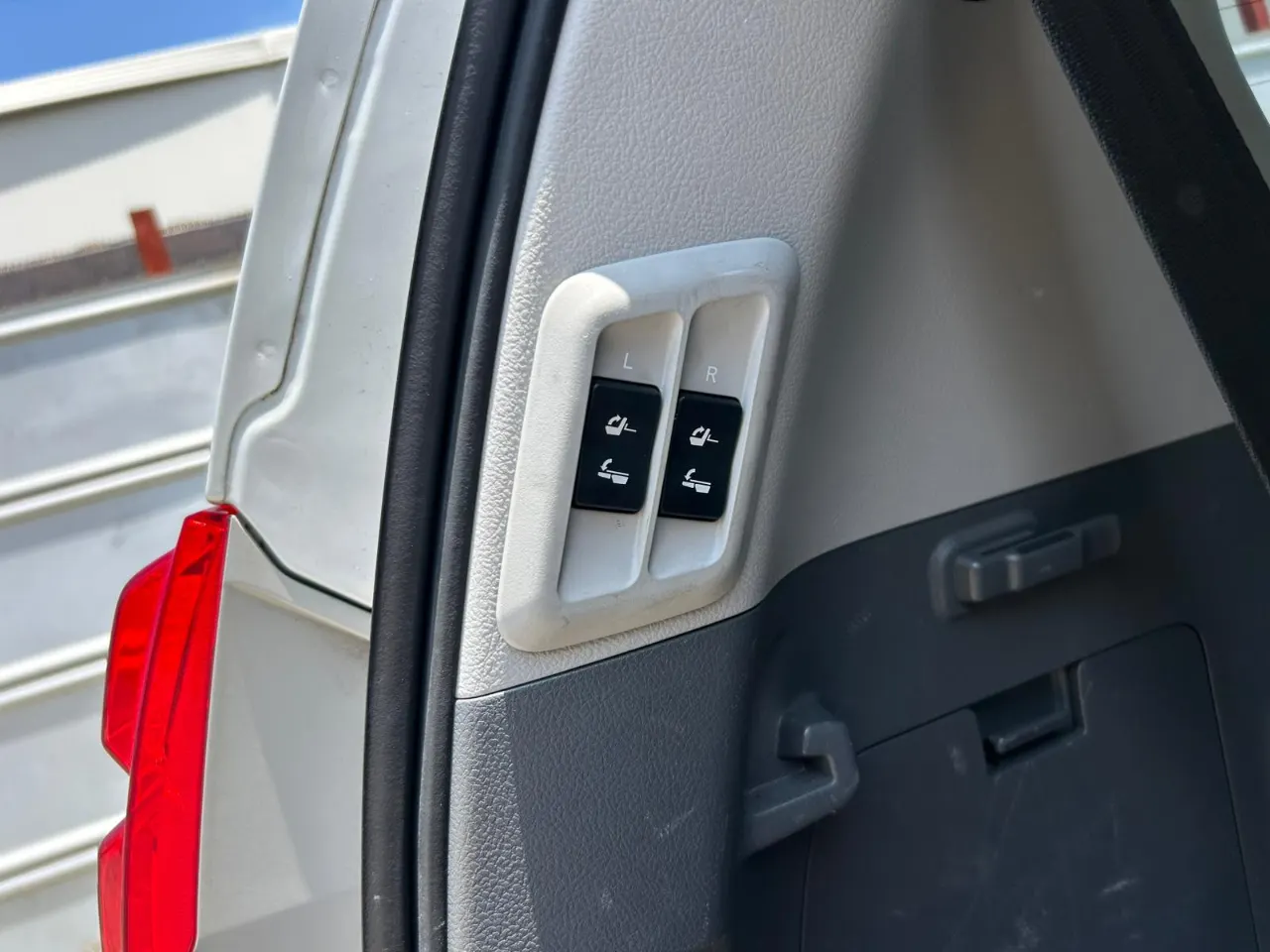 TOYOTA LAND CRUISER PRADO 2010 — photo 6