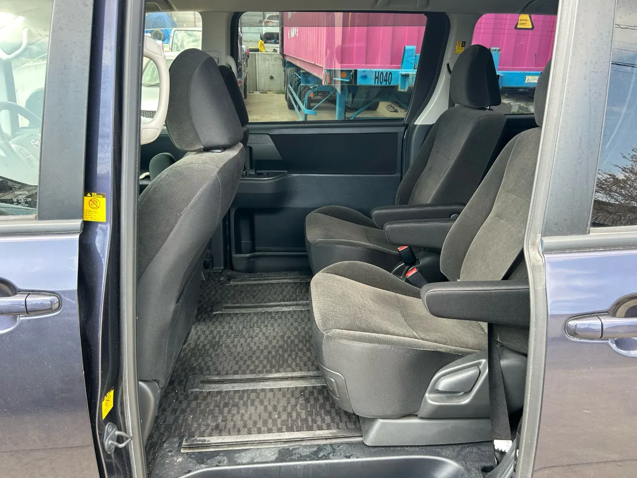 TOYOTA VOXY 2011 — photo 6
