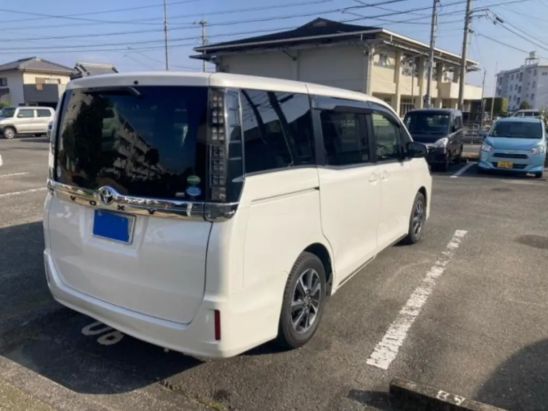 TOYOTA VOXY 2018 — photo 2