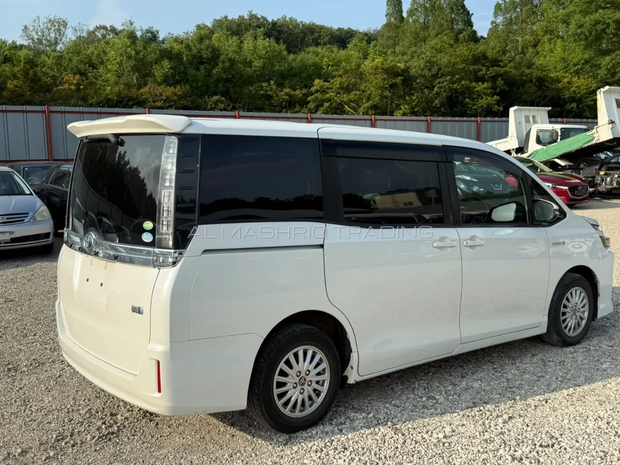 TOYOTA VOXY 2014 — photo 2