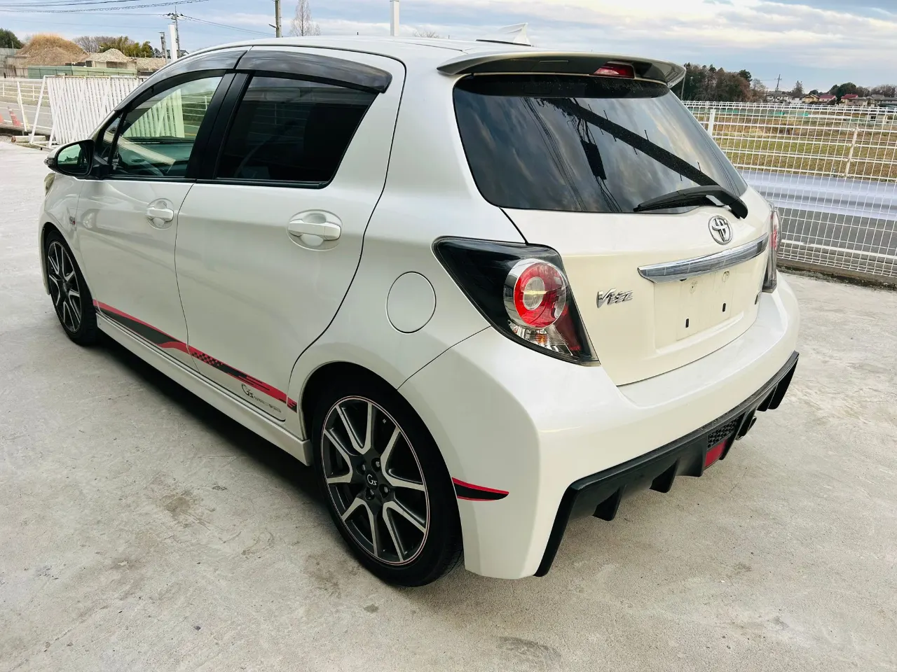 TOYOTA VITZ 2012 — photo 2
