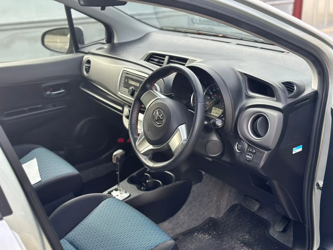 TOYOTA VITZ 2011 — photo 5