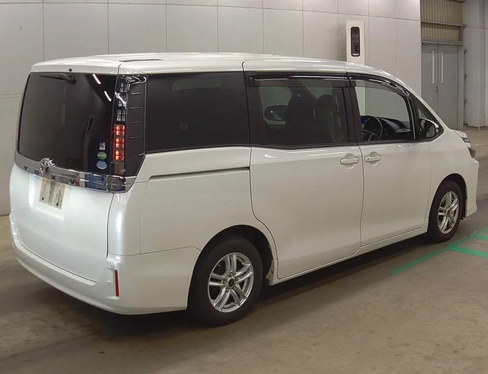 TOYOTA VOXY 2015 — photo 2