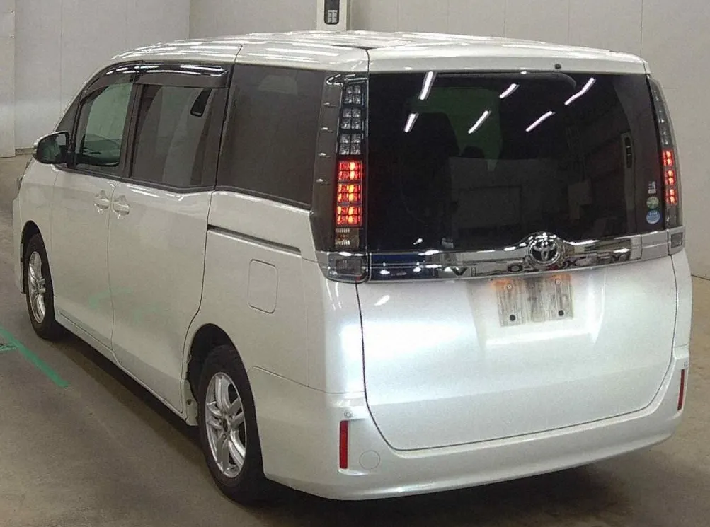 TOYOTA VOXY 2015 — photo 6