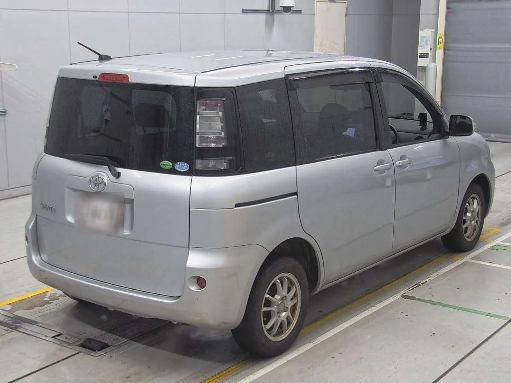 TOYOTA SIENTA 2013 — photo 2