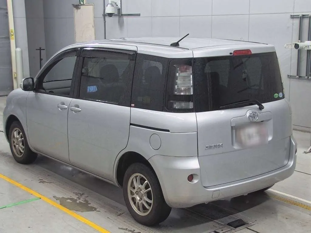 TOYOTA SIENTA 2013 — photo 6