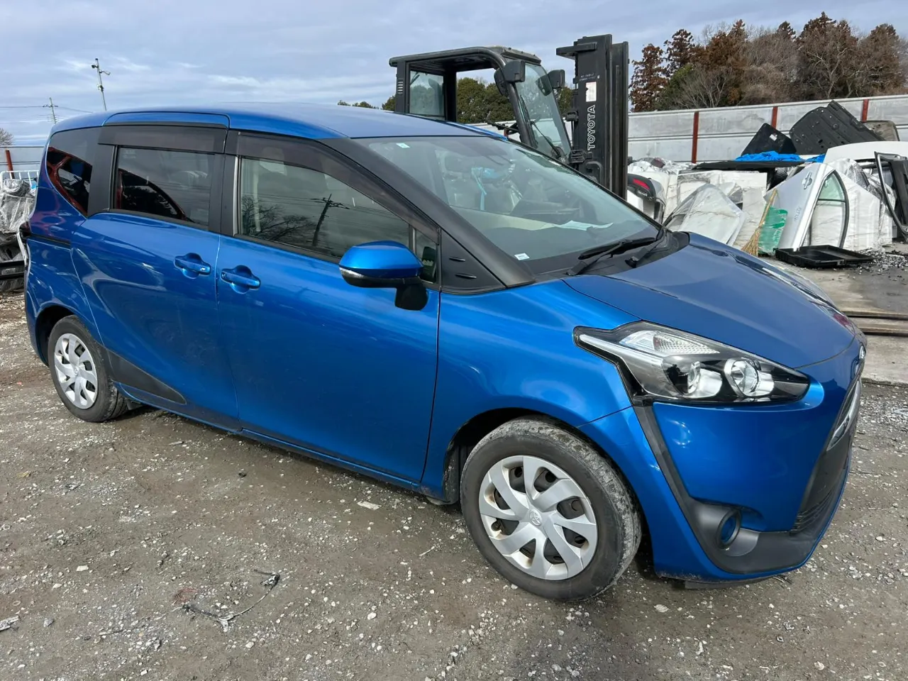 TOYOTA SIENTA 2017 — photo 2