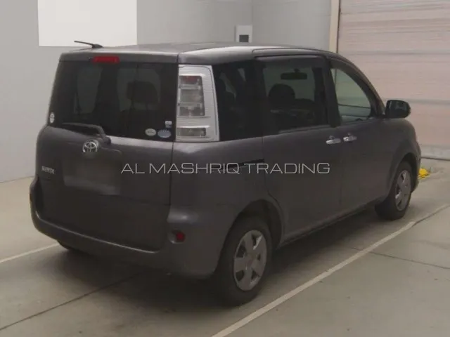 TOYOTA SIENTA 2011 — photo 2