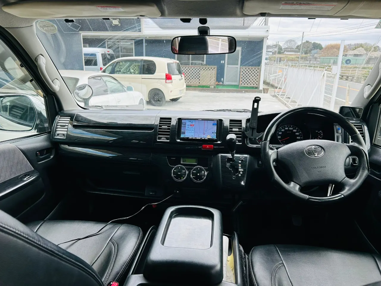 TOYOTA HIACE VAN 2012 — photo 6