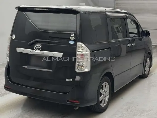TOYOTA VOXY 2010 — photo 2