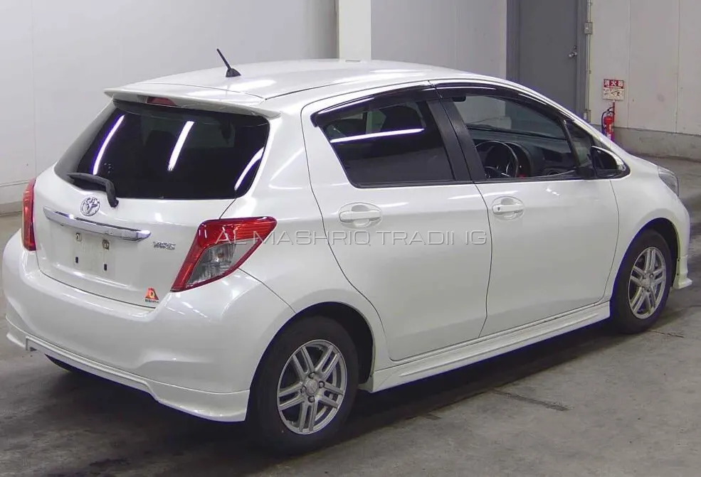 TOYOTA VITZ 2012 — photo 2