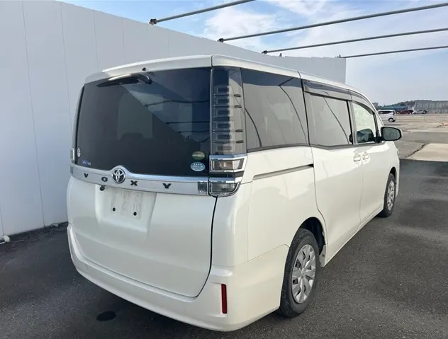 TOYOTA VOXY 2018 — photo 2