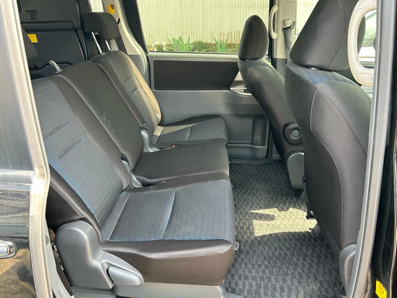 TOYOTA VOXY 2010 — photo 6
