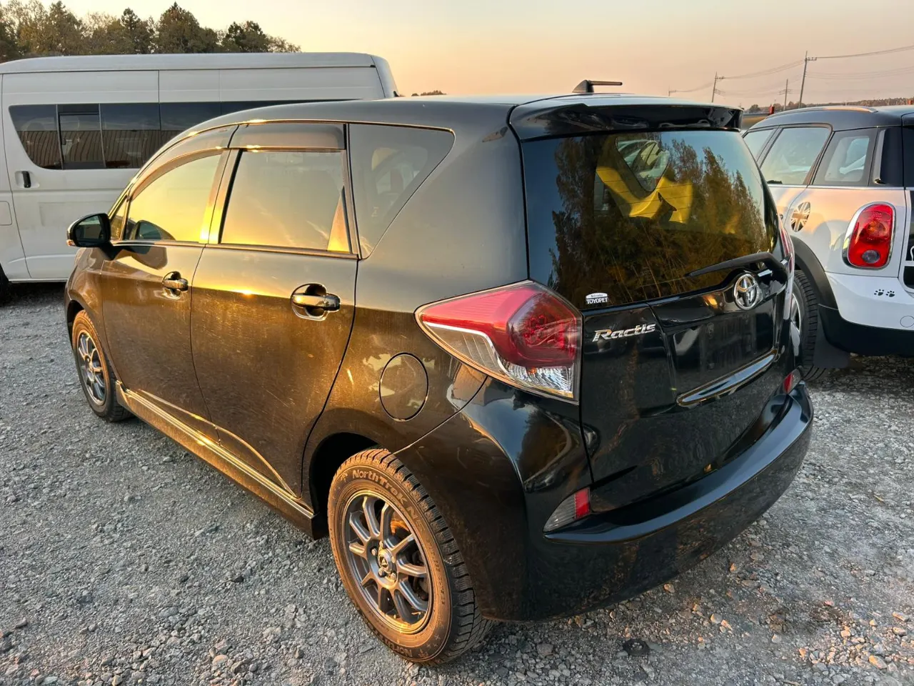 TOYOTA RACTIS 2015 — photo 2