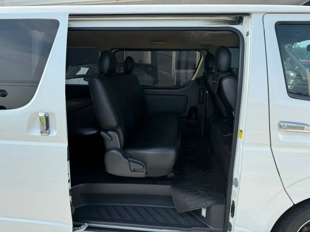 TOYOTA HIACE VAN 2010 — photo 6