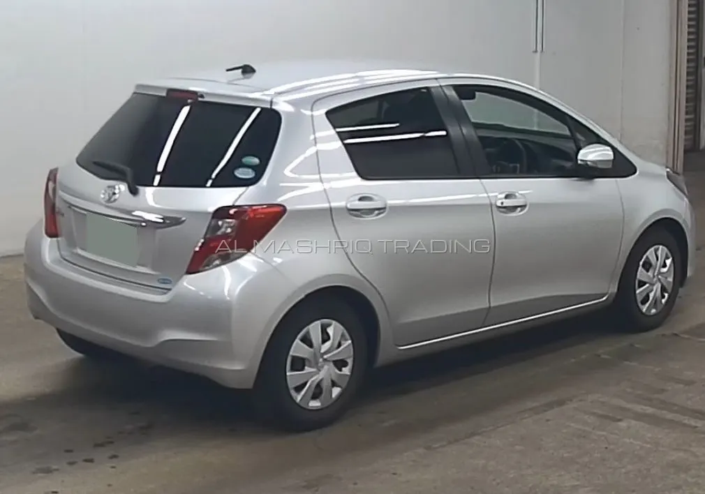 TOYOTA VITZ 2017 — photo 2