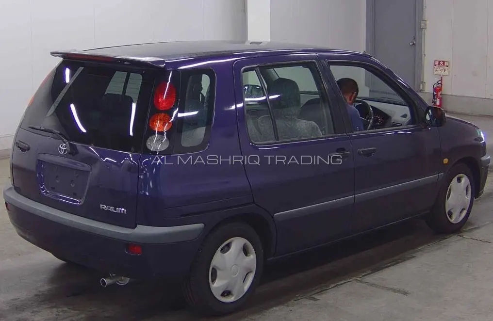 TOYOTA RAUM 1997 — photo 2