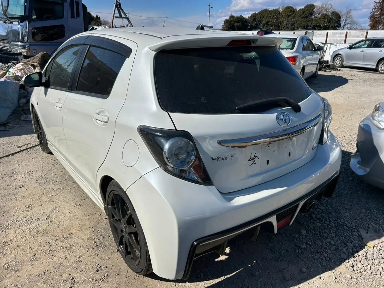 TOYOTA VITZ 2015 — photo 2