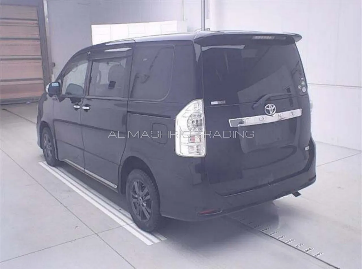 TOYOTA VOXY 2012 — photo 2