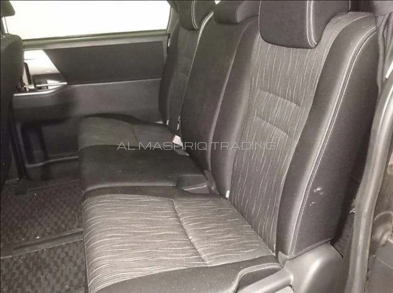 TOYOTA VOXY 2012 — photo 6