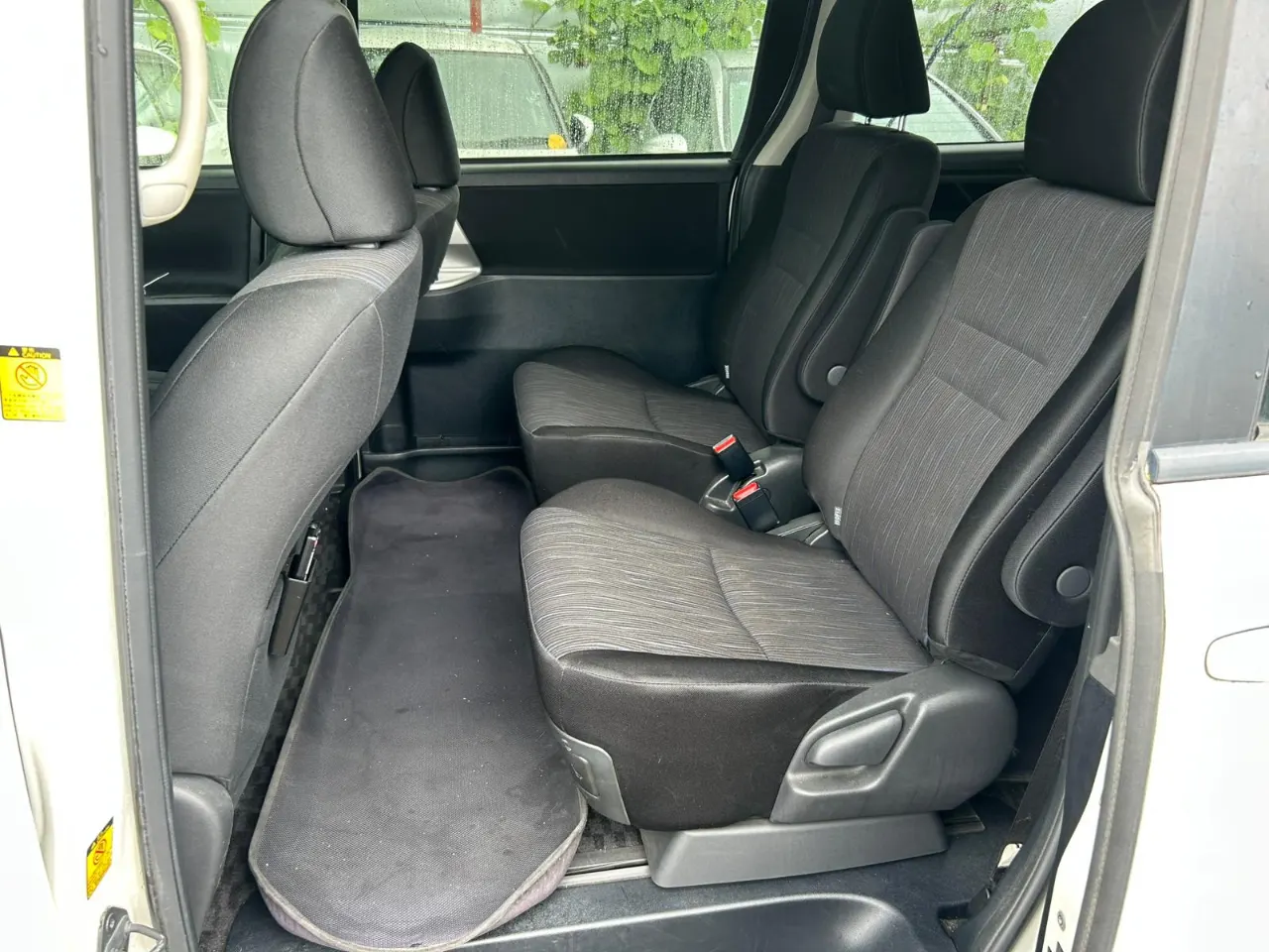 TOYOTA VOXY 2010 — photo 6