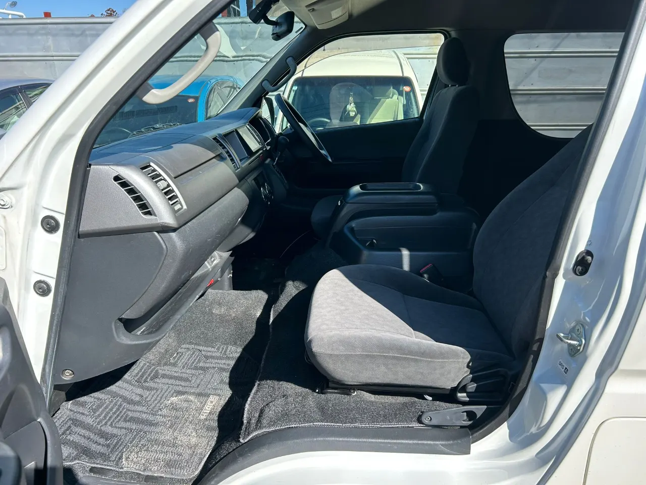 TOYOTA HIACE WAGON 2010 — photo 6