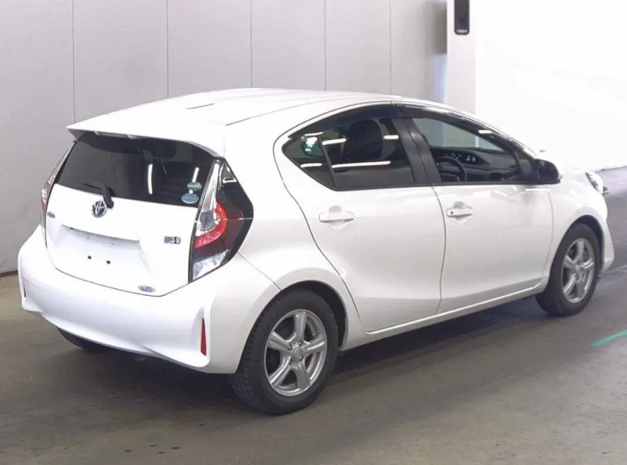 TOYOTA AQUA 2021 — photo 2