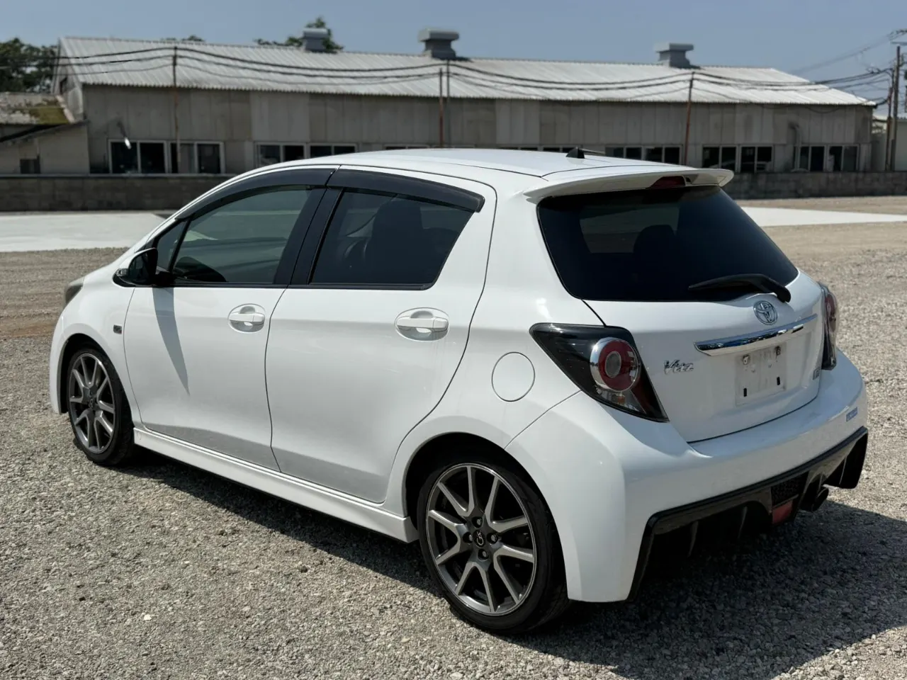 TOYOTA VITZ 2013 — photo 2