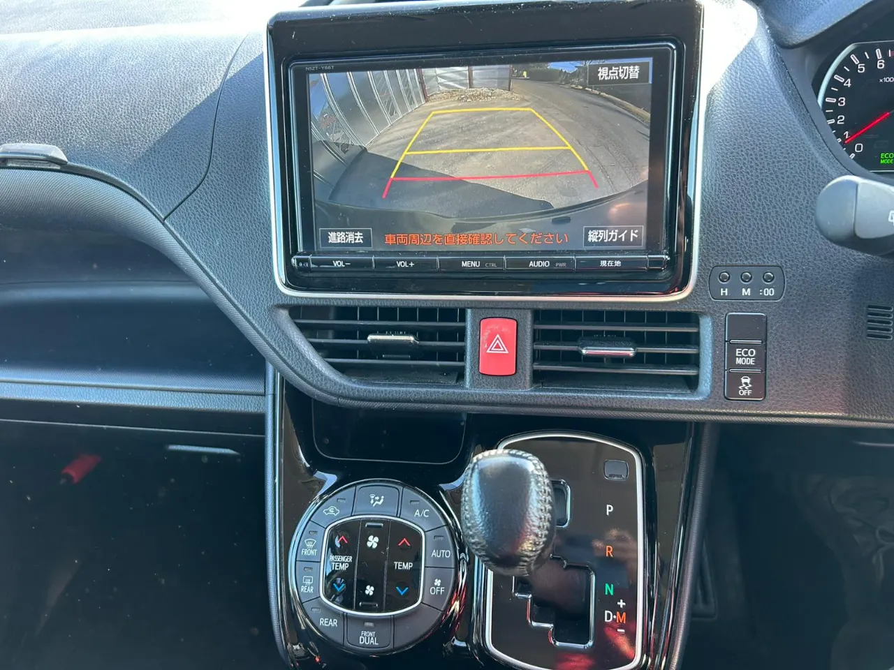 TOYOTA VOXY 2016 — photo 6