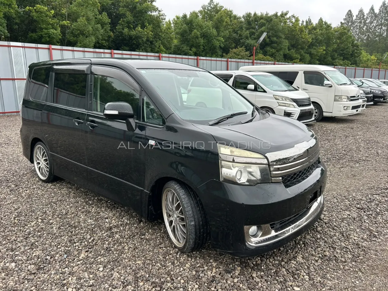 TOYOTA VOXY 2011 — photo 2