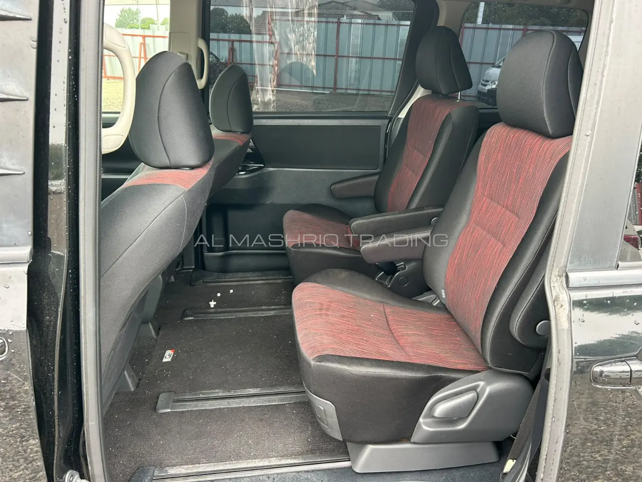 TOYOTA VOXY 2011 — photo 6