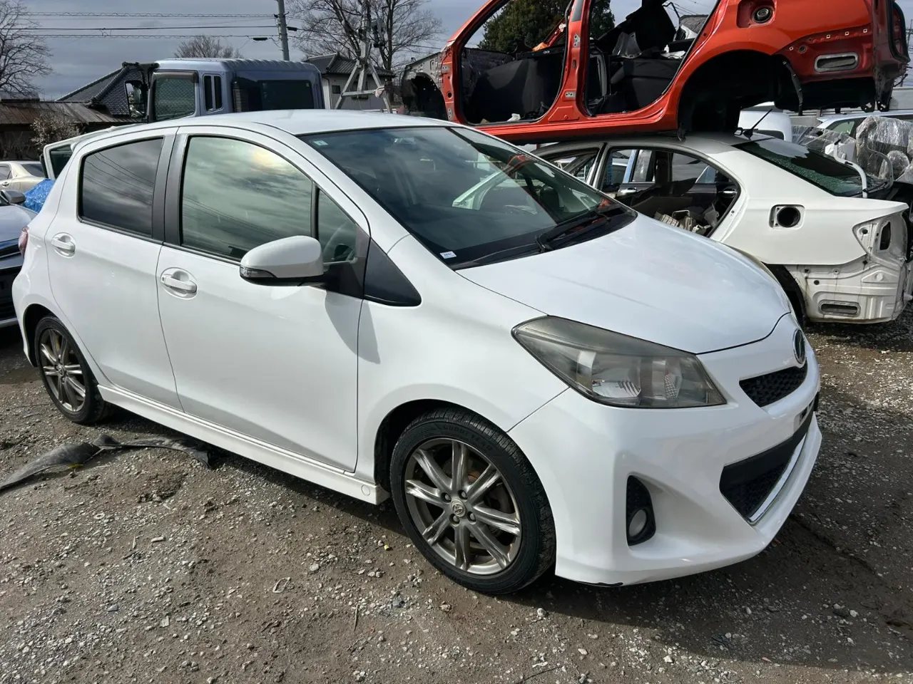 TOYOTA VITZ 2011 — photo 2
