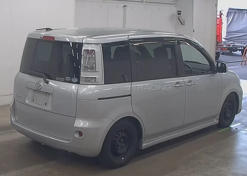 TOYOTA SIENTA 2011 — photo 2