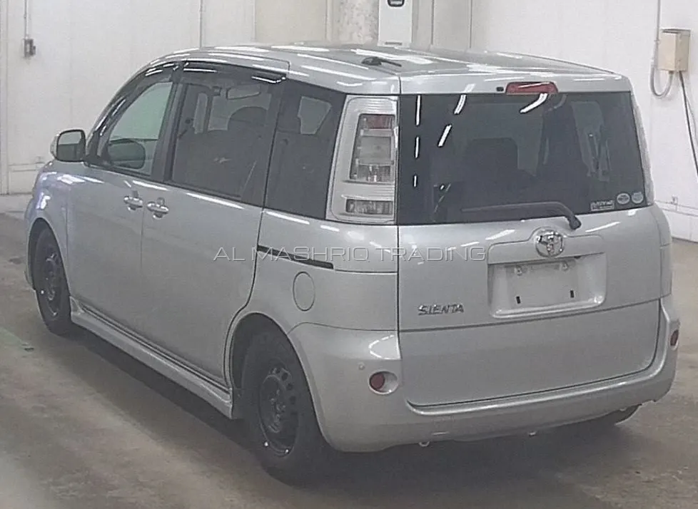 TOYOTA SIENTA 2011 — photo 6