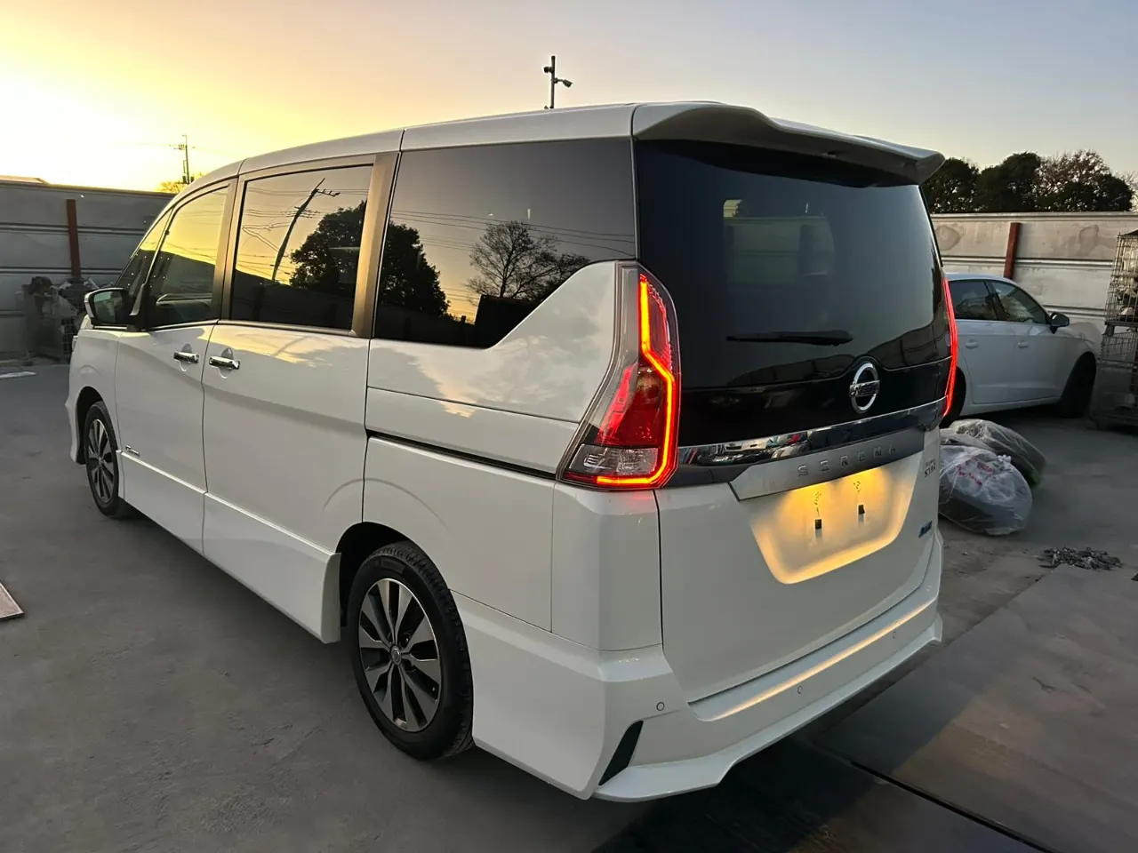 NISSAN SERENA 2018 — photo 2